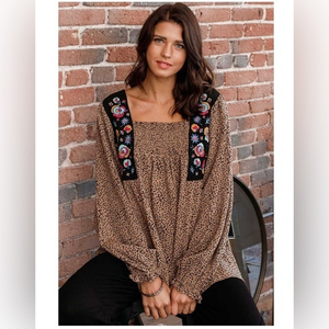 Oddi NWT‎ Ditzy Dot Print Top with Floral Embroidery in Taupe.  Size Small